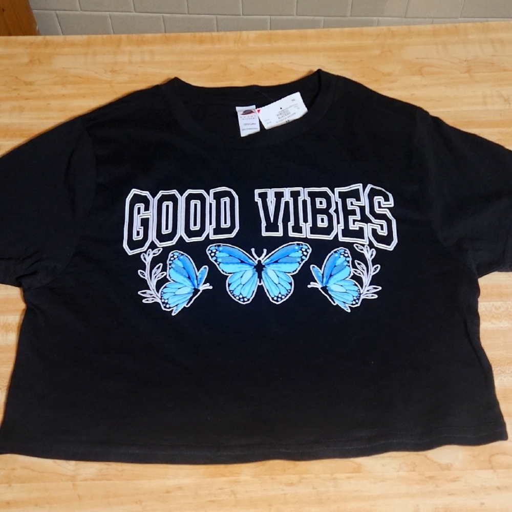 GOOD VIBES CROPPED TEE.